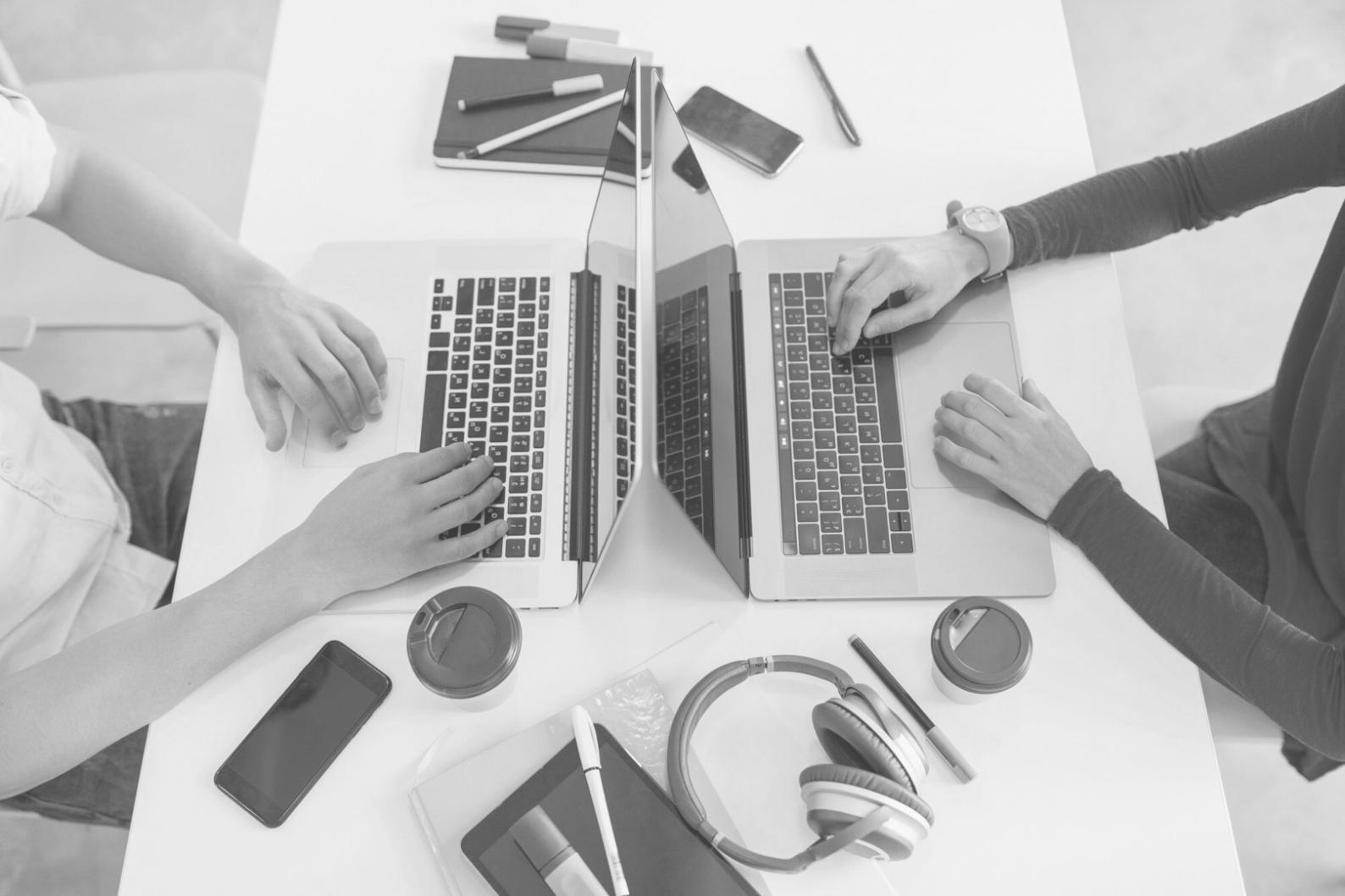 Session de formation en analyse financière avec des professionnels travaillant sur des études de cas sectoriels