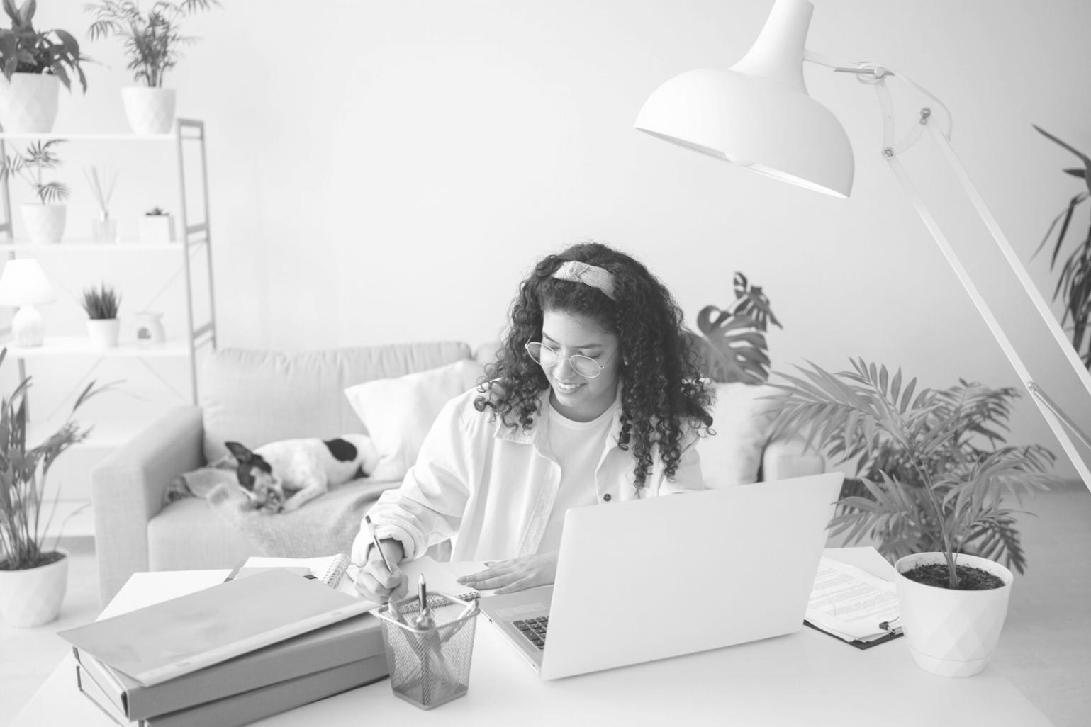 Espace de travail moderne pour l'analyse financière avec écrans et documentation professionnelle